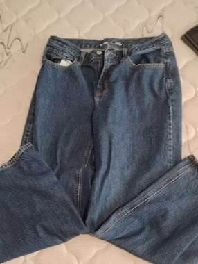 Old Navy Straight-Leg Women’s Jeans in Indigo Blue